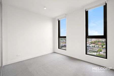 PRIME LOCATION - FRESHLY PAINTED - UNFURNISHED - Photo 5
