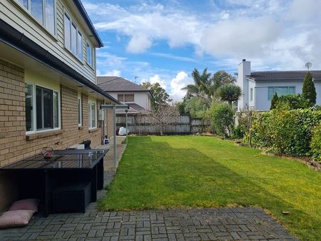 Spacious 5BR Family Home in Flat Bush - Photo 5