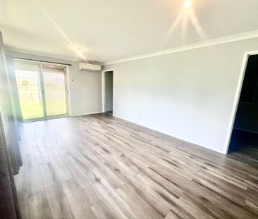 Lovely Home with New Paint, Flooring & Air Con! - Photo 3