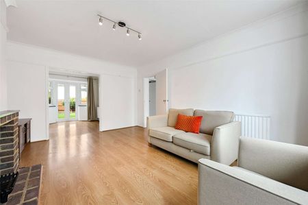 A very well presented and sought after three semi-detached house. Available now and offered unfurnished. - Photo 3