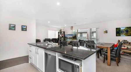 Family-Friendly 4 Bedroom, 2 Bathroom Home - Photo 4