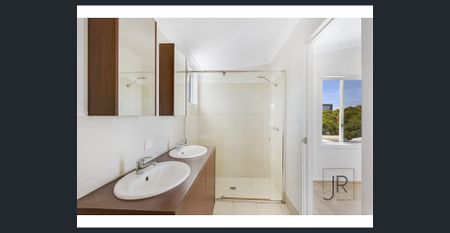 Large Family home with pool in central location - Photo 4