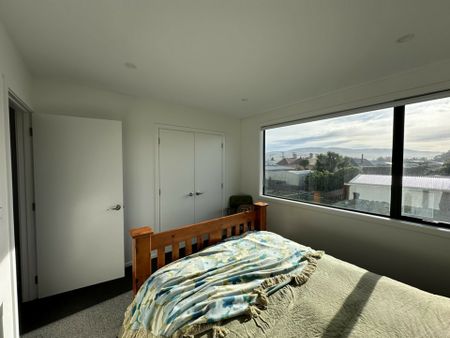 A stylish and sunny townhouse! - Photo 3