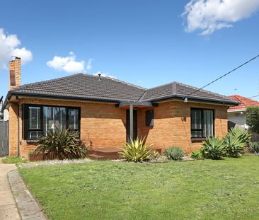 32 Almurta Rd, Bentleigh East VIC 3165 - House For Rent | Domain - Photo 4