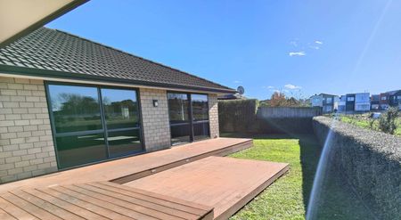 Brick and Tile Upmarket Executive Home - Photo 2