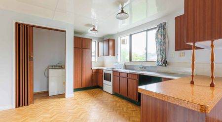 Four Bedroom Centrally Located. - Photo 2