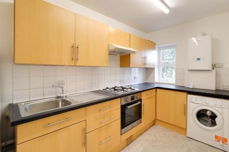 A 2 Bedroom Flat in Beaufort Court, The Park - Photo 4