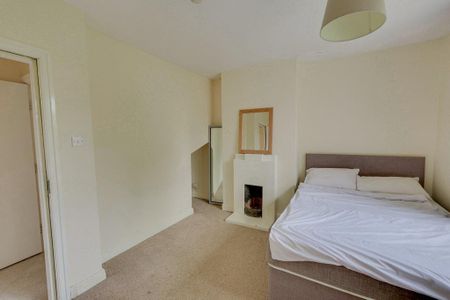 4 bedroom semi-detached house to rent - Photo 5
