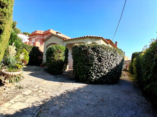 A LOUER CARRY LE ROUET VILLA PLAIN PIED TYPE 4 AVEC JARDIN PROCHE CENTRE VILLE ET MER, - Photo 1