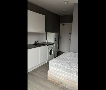 Studio Flat, High Street North, E6 - Photo 1