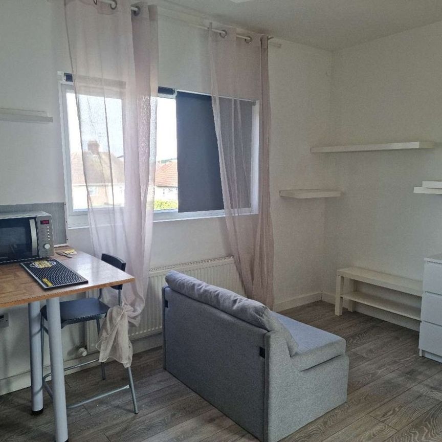 Studio Flat, Manor Farm Road, HA0 - Photo 1