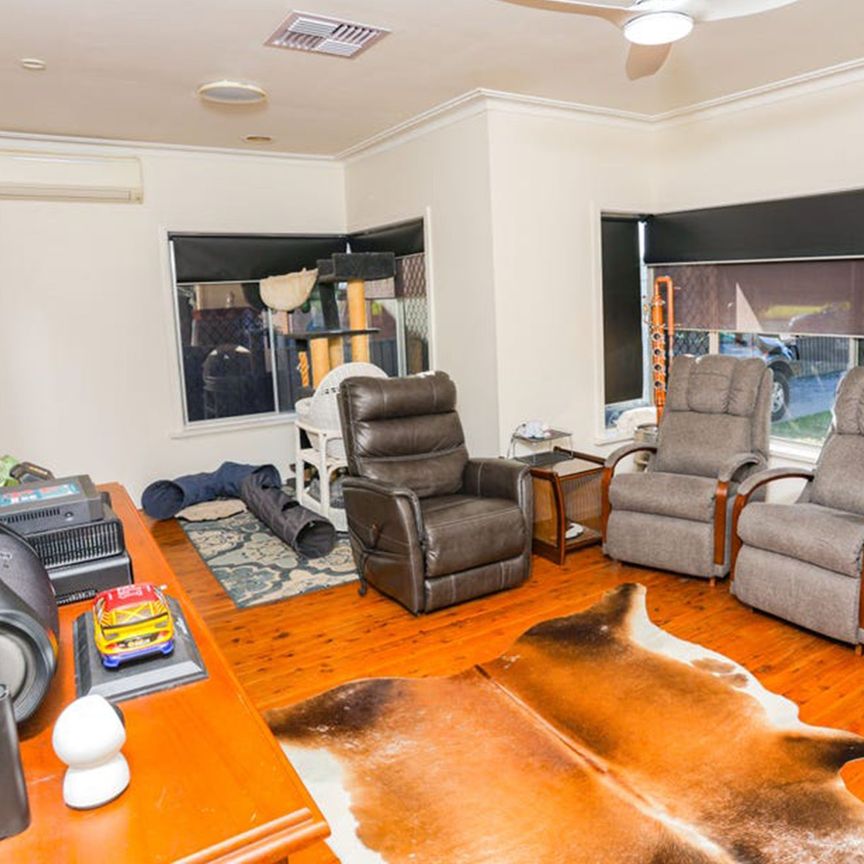 Comfort, Convenience & Classic Charm in North Albury with SOLAR PANELS!! - Photo 1