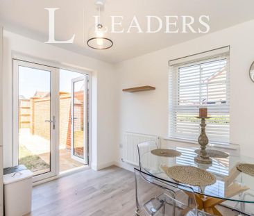 3 bedroom semi-detached house to rent - Photo 2