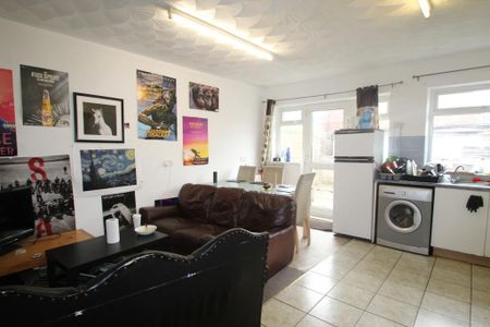 5 bedroom semi-detached house to rent - Photo 2