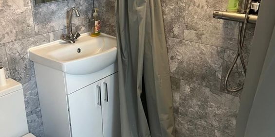 Room in a Shared House, Stockingstone Road, LU2 - Photo 3