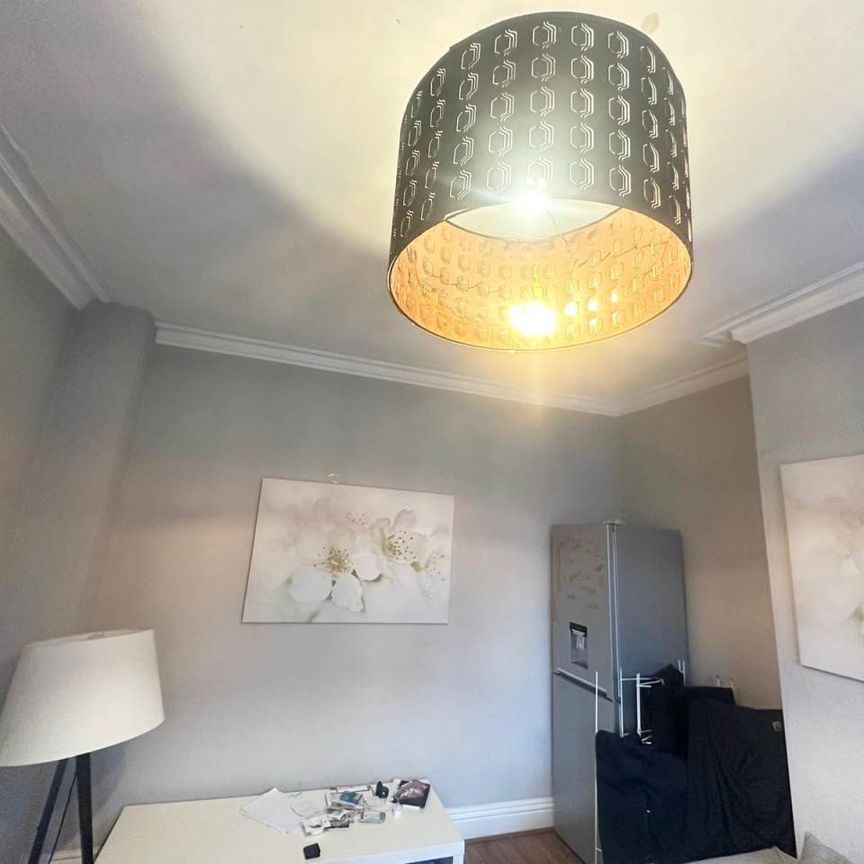 Knowle Road (Room 4), Burley, Leeds - Photo 1