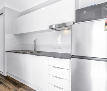 NEAR NEW WYNNUM WEST STUDIO UNIT - Photo 3