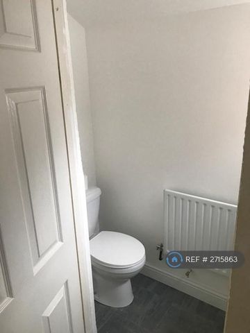 1 bedroom in a house share to rent - Photo 2