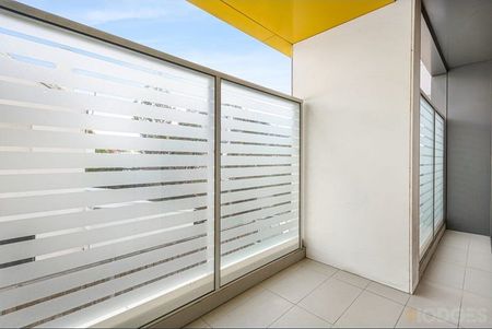 Light Filled Modern Apartment - Photo 5