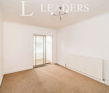 2 bedroom bungalow to rent Wycliffe Road, Southampton, SO18 - Photo 2