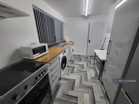 1 bedroom in a house share to rent - Photo 4