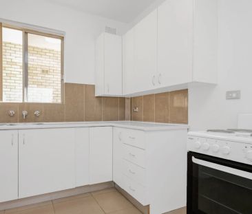 Conveniently Located & Refurbished Two Bedroom Apartment - Photo 4