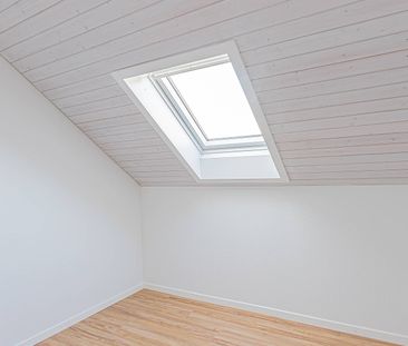 Renovierte Dachwohnung an ruhiger Lage mit traumhafter Aussicht! - Foto 1