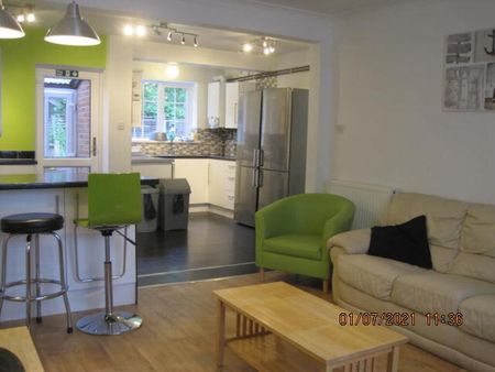 6 bedroom semi-detached house to rent - Photo 2