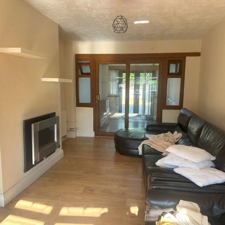 3 bedroom semi-detached house to rent - Photo 1