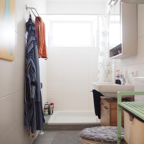 Auberg! Hübsche, generalsanierte 2-Zimmer-Wohnung im OG eines 8-Parteienhauses, Küche gegen Ablöse, inkl. Parkplatz! - Photo 1