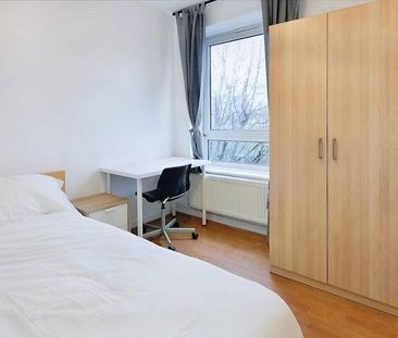 3 bedroom flat to rent - Photo 4