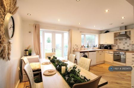 2 bedroom semi-detached house to rent - Photo 3