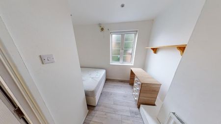 4 bedroom terraced house to rent - Photo 4