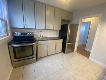 3223 Veith Unit 1 – CHARMING TOP FLOOR 3 BED 1 BATH NORTH END APT AVAILABLE DECEMBER 1ST - Photo 5