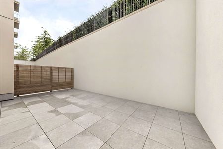 Immaculate two bedroom duplex apartment with a private terrace. - Photo 2