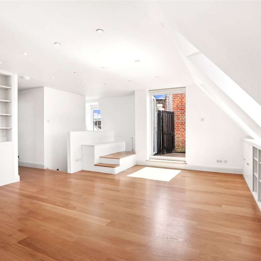Elegant three bedroom duplex with roof terrace in a prime Chelsea location - Photo 1