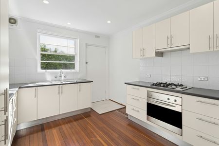 House-Like Apartment With Harbour Glimpses - Photo 4