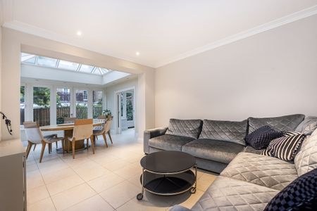 5 bedroom detached house to rent - Photo 2