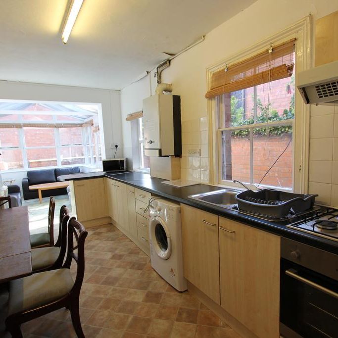 5 bedroom flat to rent - Photo 1