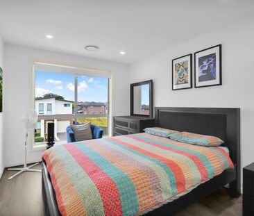 Modern 5-bedroom townhouse with solar-powered living. - Photo 5