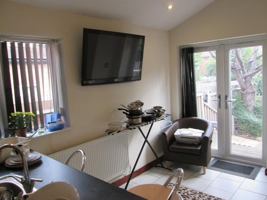1 bedroom in a house share to rent - Photo 1