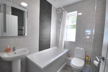 1 bedroom in a house share to rent - Photo 2