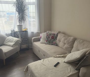 3 Bed End Terrace, Elgar Road South, RG2 - Photo 2