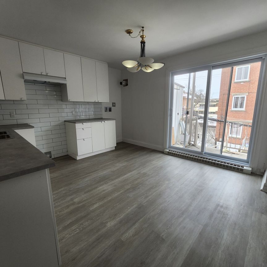 Logement de 1 chambre, rénové à louer, offrant confort et modernité. - Photo 1