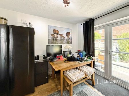 3 bedroom house to rent Wren Close, Burgess Hill, RH15 - Photo 2