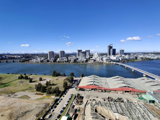 Marina Square! Morning Sunshine apartment! Nearly Brand New 2 Bedrooms apartment ! Just Above the Shopping Centre! To be the first to inspect! - Photo 1