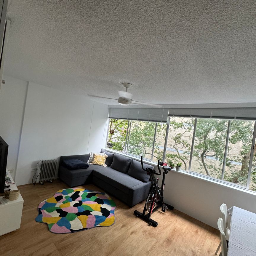 Elizabeth Bay - Photo 1