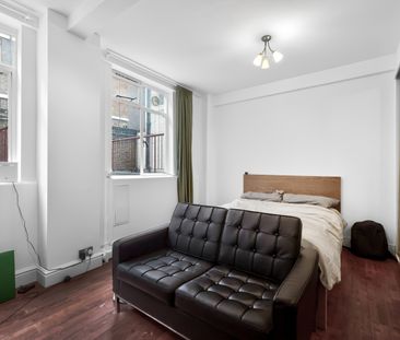 Charterhouse Square, London, EC1M 6ET - Photo 3