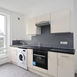 1 bedroom in a flat share to rent - Photo 2
