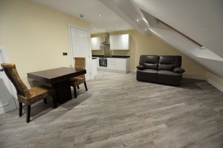 1 bedroom Flat in Woodsley Road, Leeds - Photo 3